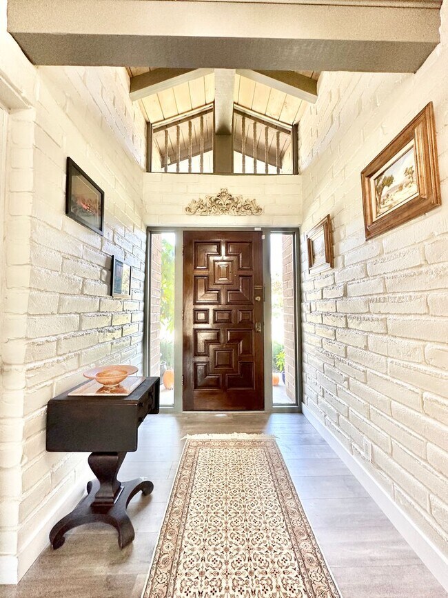 Building Photo - Beautifully Appointed & Fully Furnished, S...
