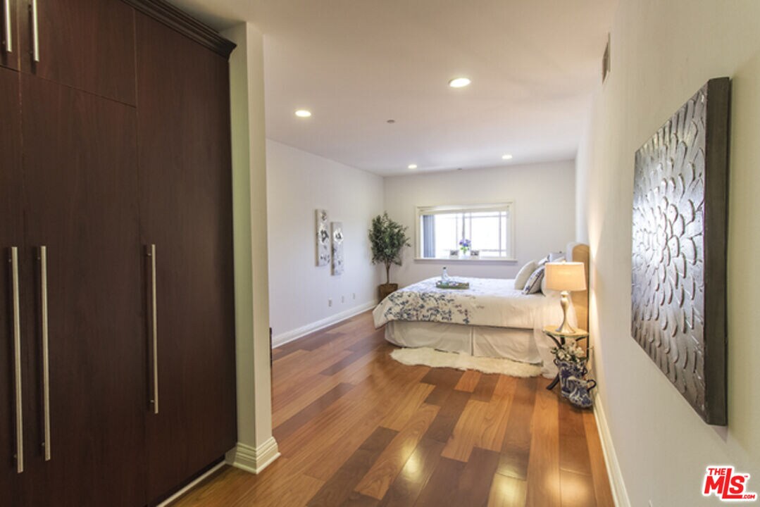 Foto del edificio - 1043 S Kenmore Ave