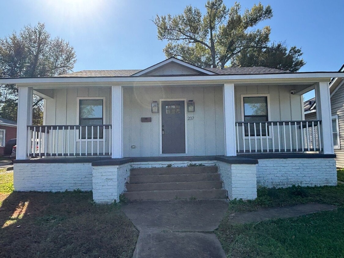 Foto principal - 5 bedrooms!! Remodeled top to bottom!