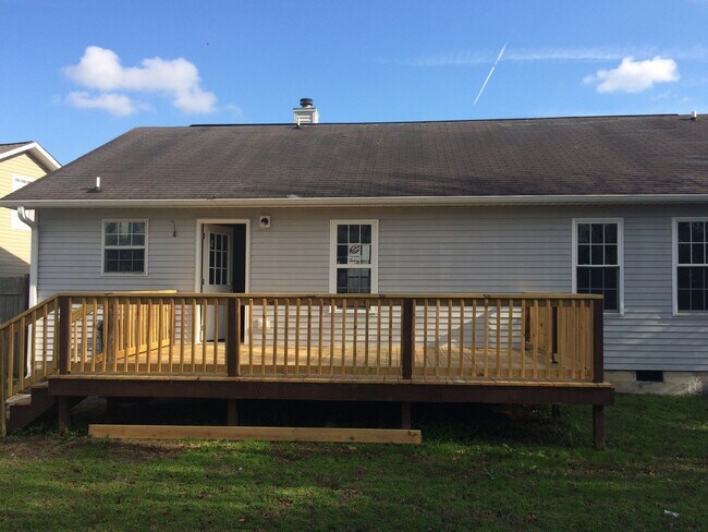 Building Photo - BEAUTIFUL HOME WITH LARGE YARD