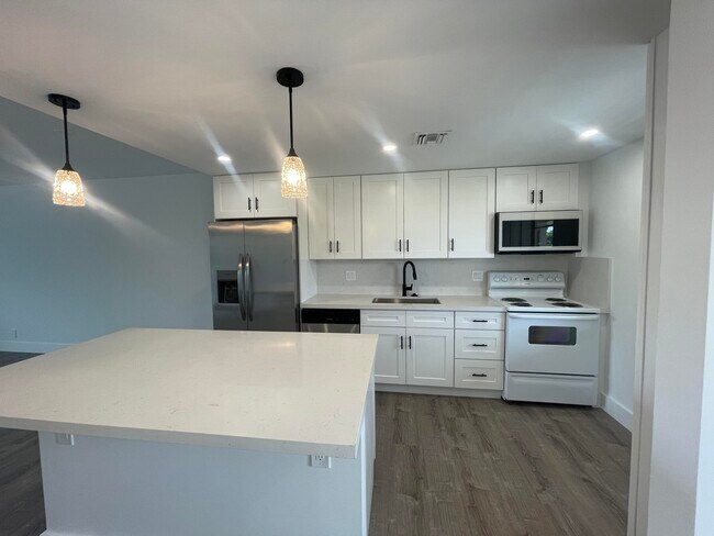 Building Photo - 1005 Country Club Dr