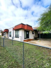 Building Photo - 907 Lago Vista Dr