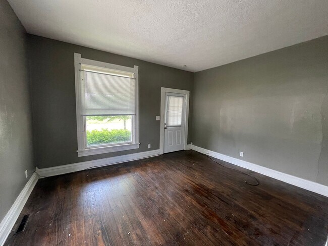 Building Photo - 2 Bedroom, 1.5 Bathroom Duplex