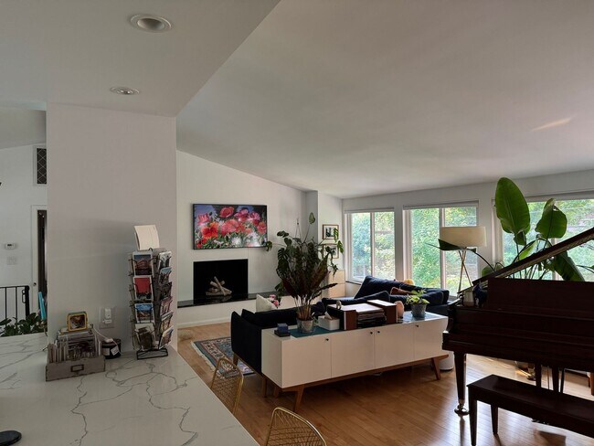 Building Photo - large modern home with big backyard, peaceful neighborhood, close to campus