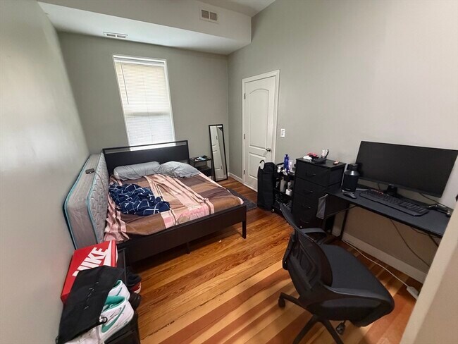 Foto del edificio - 301-305-305 Dudley St