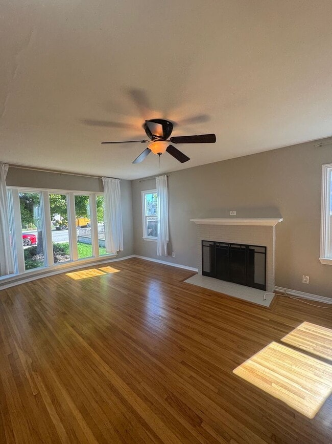 Building Photo - Large 4 bedroom 2 Bathroom for rent