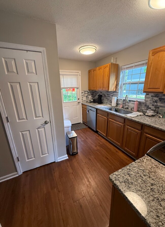 Foto del edificio - BONHAM AVENUE - 4BD - Students Welcome ($8...