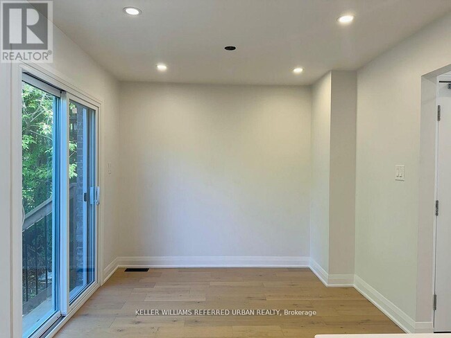 Building Photo - 906 Marinet Crescent