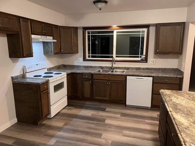Building Photo - 3 Bedroom Home with RV Parking