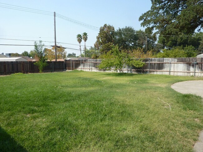 Building Photo - Centrally Located, Nicely Updated Througho...
