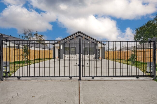 Building Photo - 7811 Sandra St