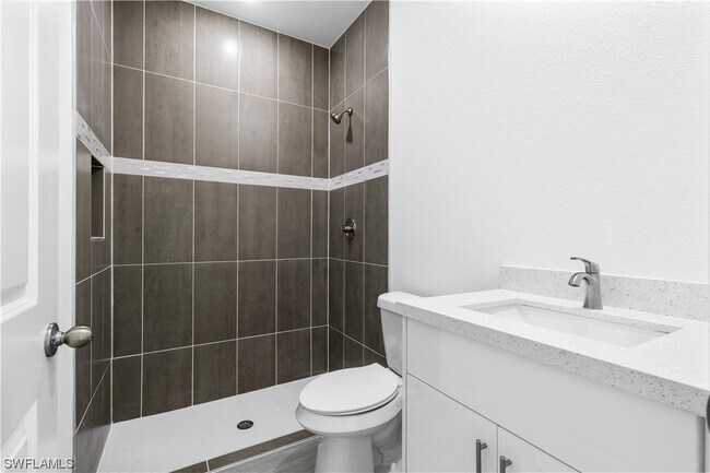 Foto del edificio - 469-471 Loretta Ave S