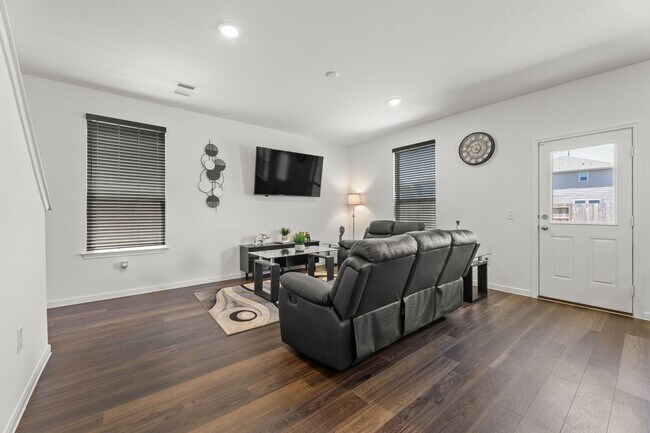 Building Photo - 16424 Big Hickory Dr