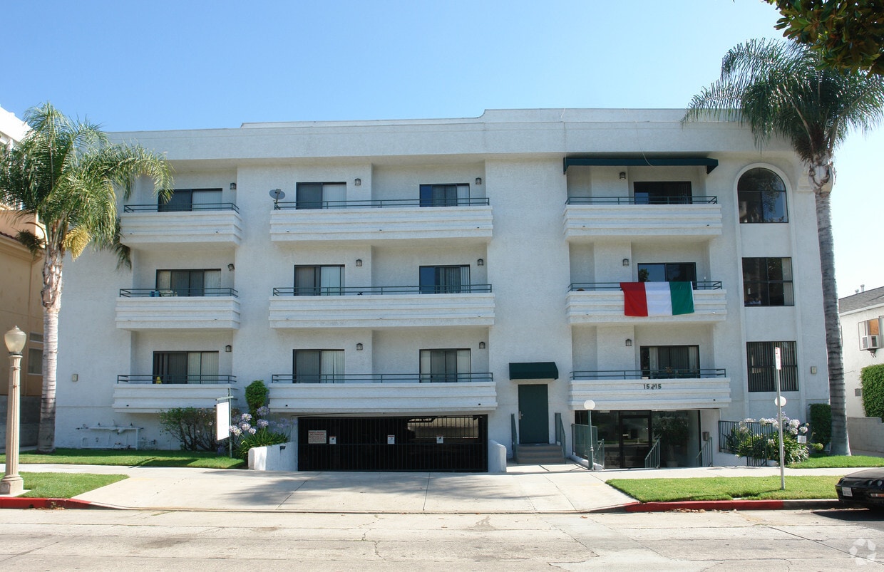 Primary Photo - Dickens Court Apartments