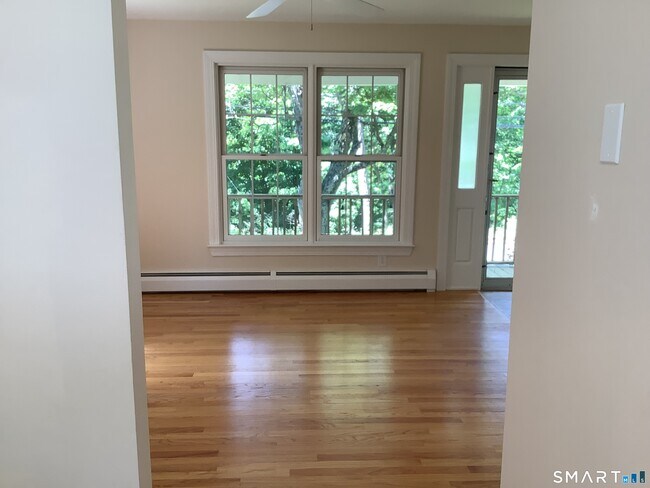 Foto del edificio - 668 Huckleberry Hill Rd
