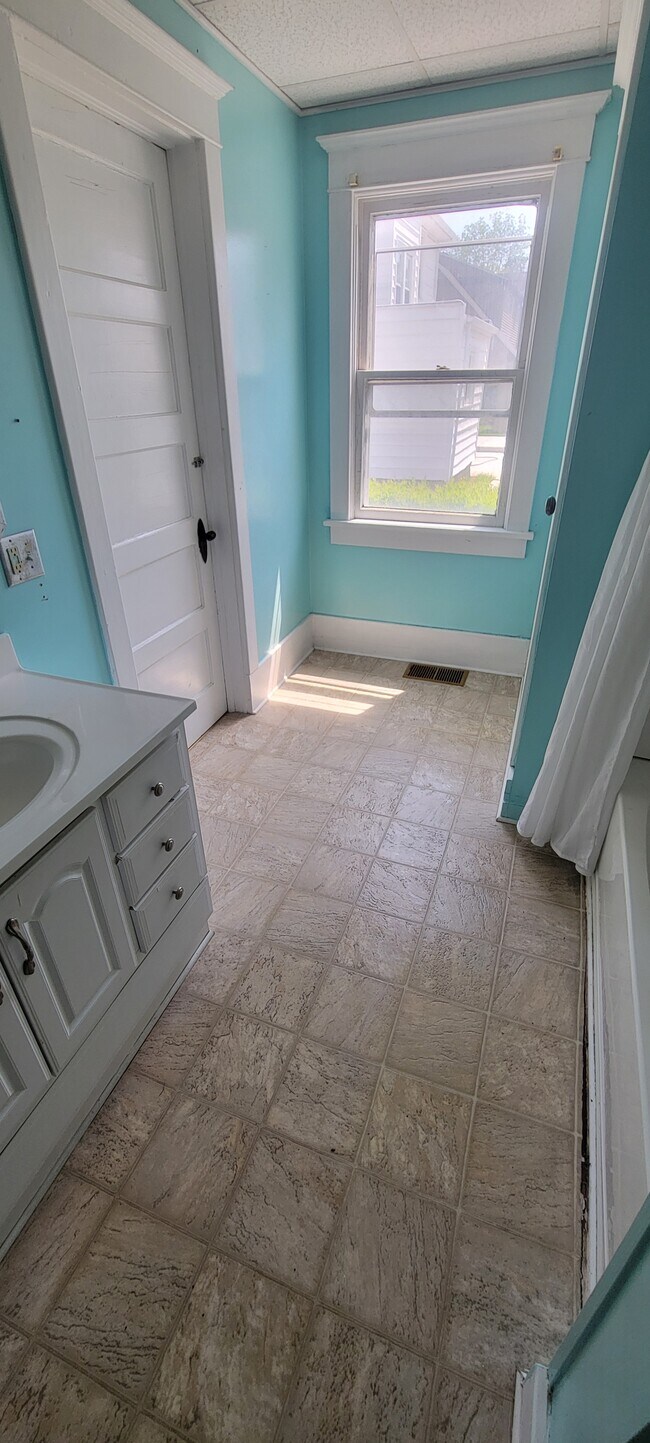 Large Bathroom - 60 S Vernon St