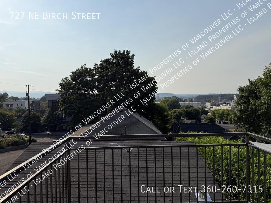 Building Photo - 727 NE Birch St