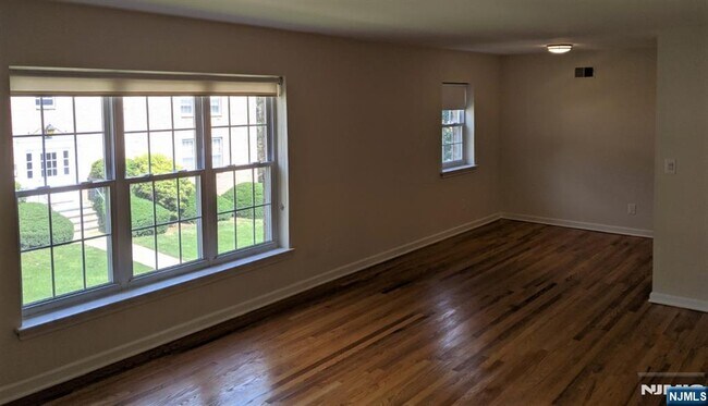 Foto del edificio - 522 Maple Ave