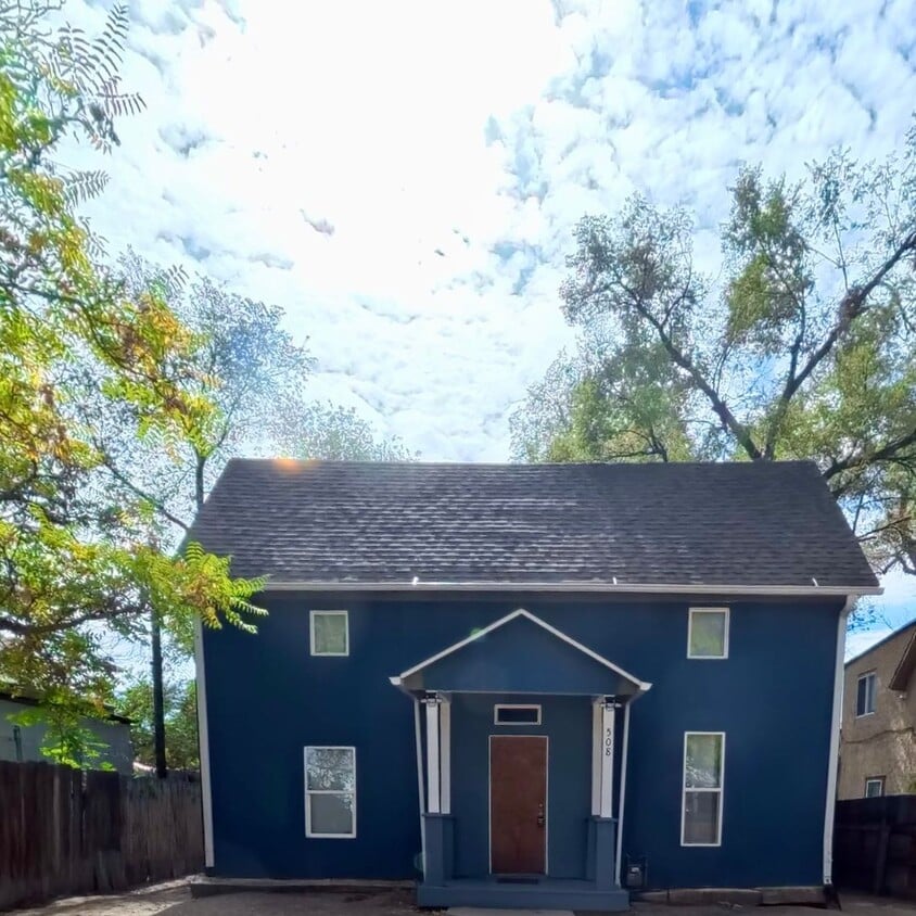 Foto principal - Cozy 2 bedroom 1 bath washer and dryer inc...