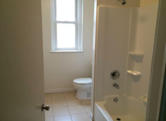 Building Photo - NO FEE - KENMORE 3 BR Apartment - 9/1/2026