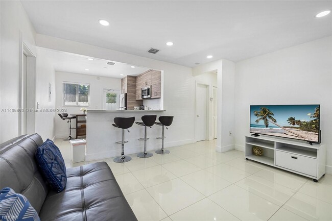 Building Photo - 2 br, 1 bath House - 301 NW 34th St