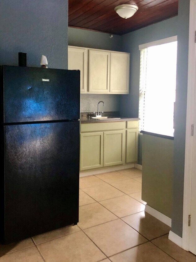 Foto principal - 2433 Yale Ave