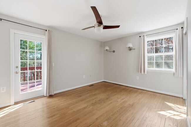 5BR / 3BA Home with Flexible Living Space & Tree-Lined Views - 5BR / 3BA Home with Flexible Living Space & Tree-Lined Views