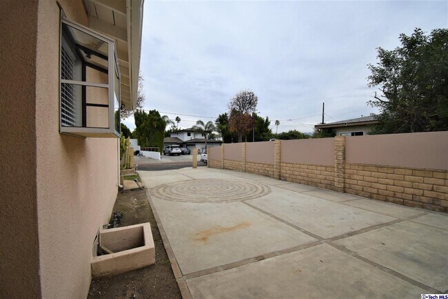Foto del edificio - 8141 Longridge Ave