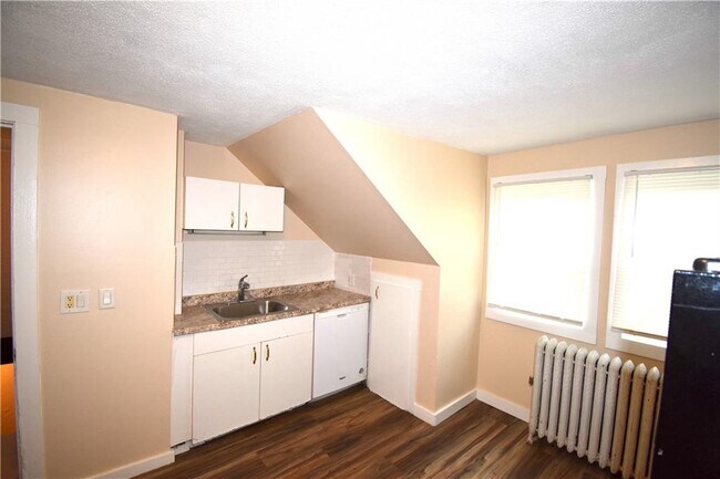 Building Photo - 272 Unit 2 Nahatan St