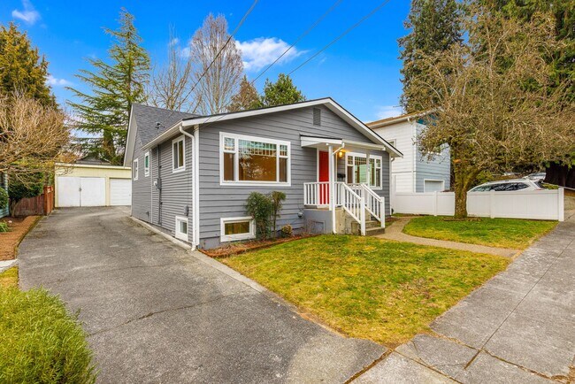Foto del edificio - Greenlake Charming 3 Bedroom 1.75 Bath Huge Finished Family Room & Unfinished Basement