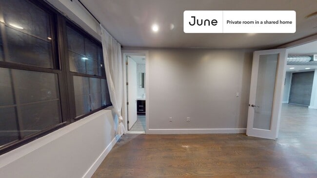 Building Photo - Private bedroom in 3 bed/3 bath Home