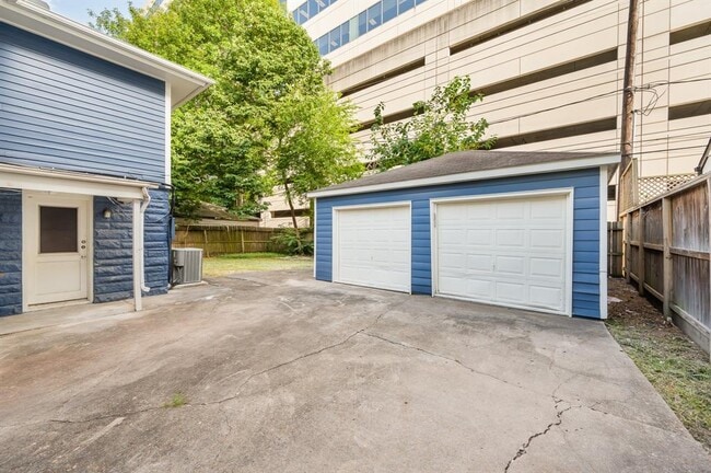 Building Photo - 2111 Sheridan St