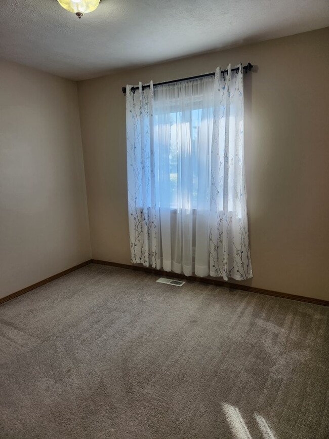Building Photo - Charming 3 Bedroom 2 Bath House