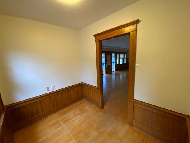 Building Photo - Classic vintage home walking distance to d...