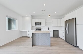 Building Photo - 100 Mockingbird Ln W