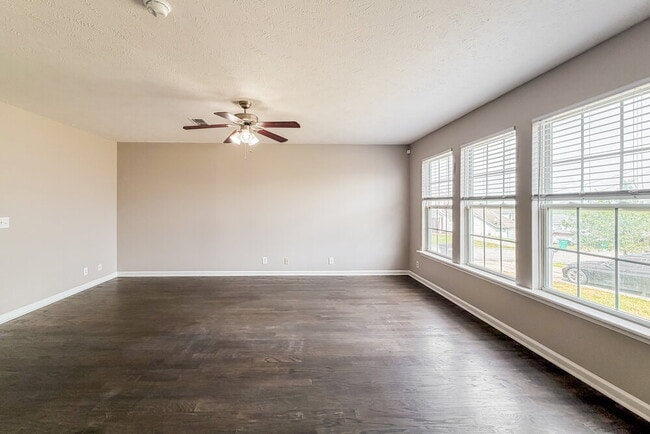 Foto del edificio - 927 Tom Hailey Blvd