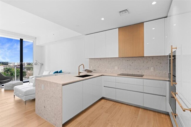 Foto del edificio - 2678 Tigertail Ave