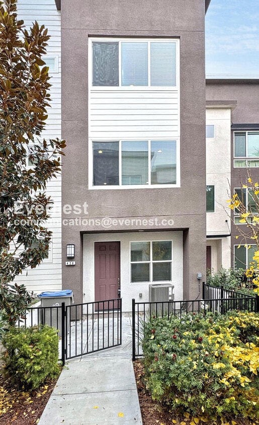 Primary Photo - 428 Whistler Pl