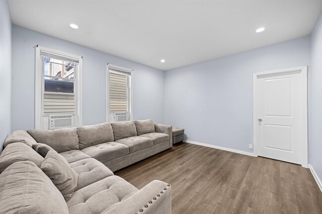 Building Photo - 83 Hobart Ave