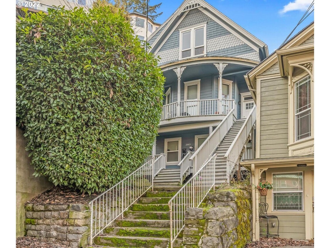 Victorian-style apartment available in the serene SW Hills - Victorian-style apartment available in the serene SW Hills