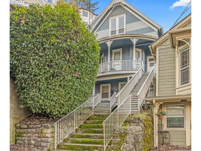 Victorian-style apartment available in the serene SW Hills - Victorian-style apartment available in the serene SW Hills