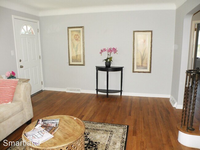 Building Photo - 3 br, 2 bath House - 633 Babbitt Rd