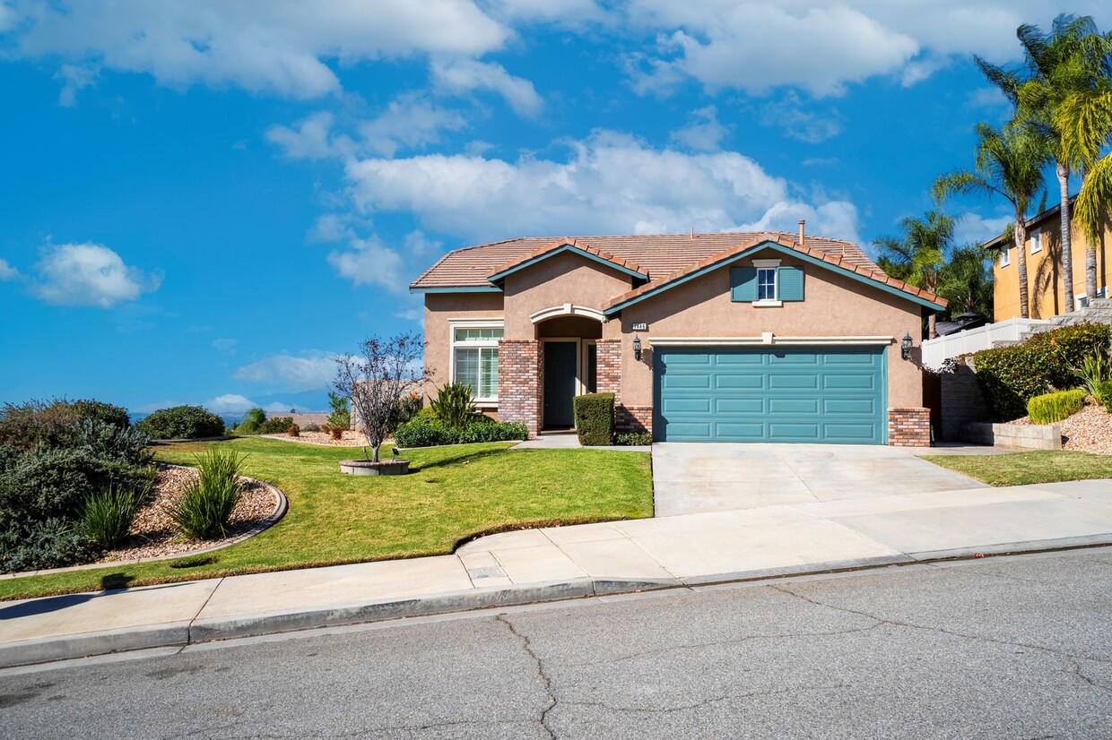 Primary Photo - Beautiful Two-Story Home in East Highlands...