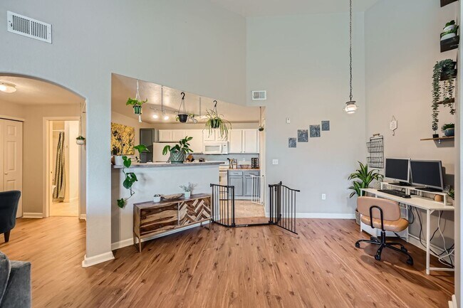 Foto del edificio - 1 bed 1 bath w/ near DIA! $500 MOVE IN SPECIAL