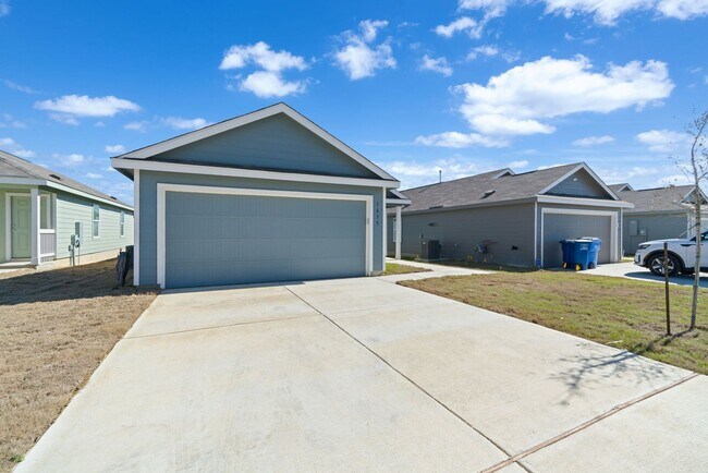 Building Photo - Luxury 2024-Built 4-Bedroom Oasis with Com...