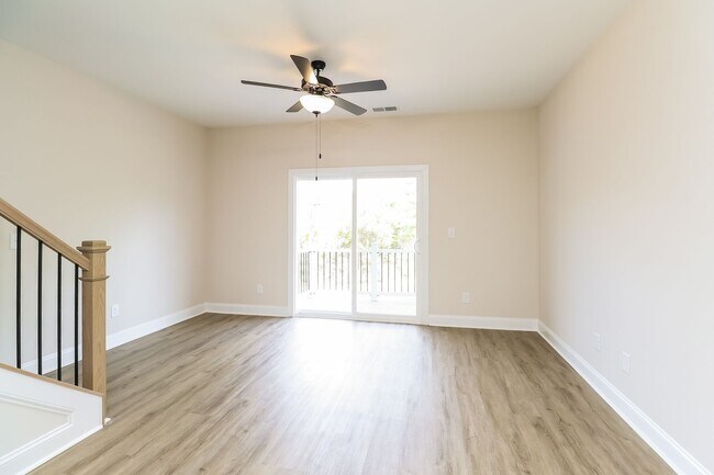 Foto del edificio - Beautiful 3BR 3.5BA Townhome w/ Full Appliance Kitchen Garage Parking in West End