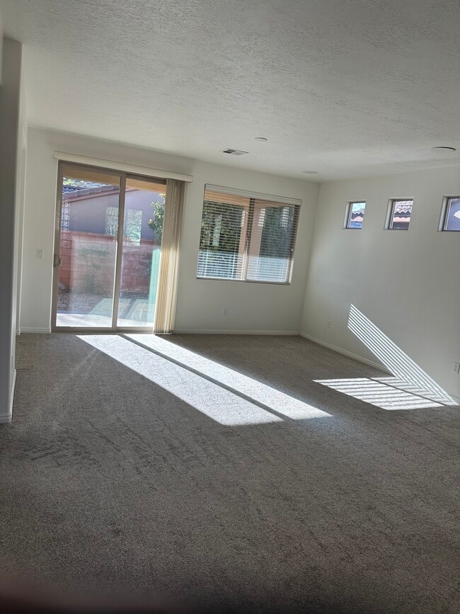 Living area - 941 N Echo Ln