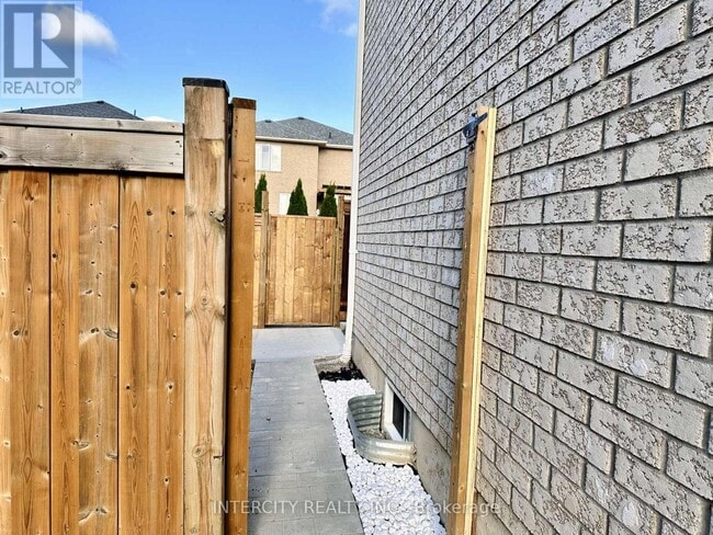 Building Photo - 77 Romanelli Cres