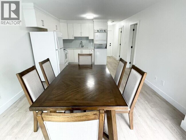 Photo du bâtiment - 8155-8112 12th Ave