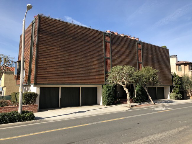 Building Photo - 2513 Manhattan Ave